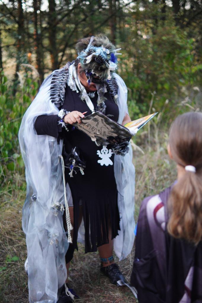 strašidlo čte z&nbsp;knihy