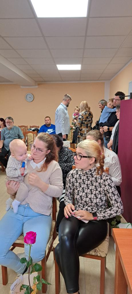 sedící rodiče s dětmi