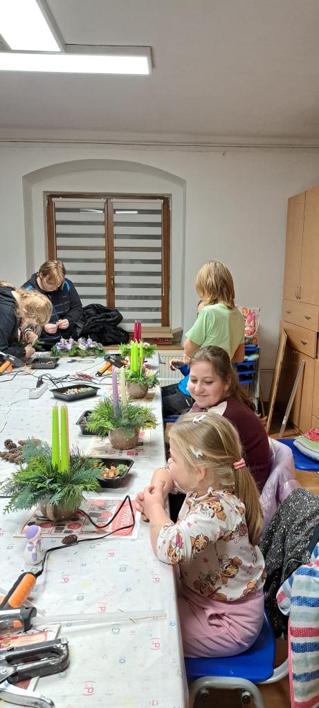 práce dětiček v&nbsp;dílničce