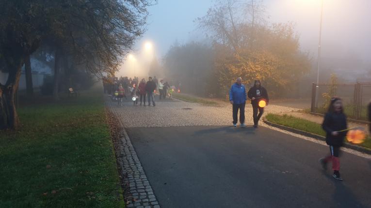 lampiónový průvod v pohybu