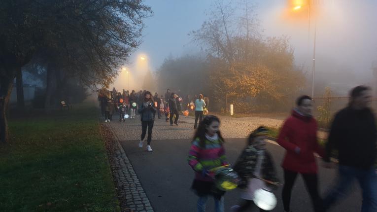 lampiónový průvod v pohybu
