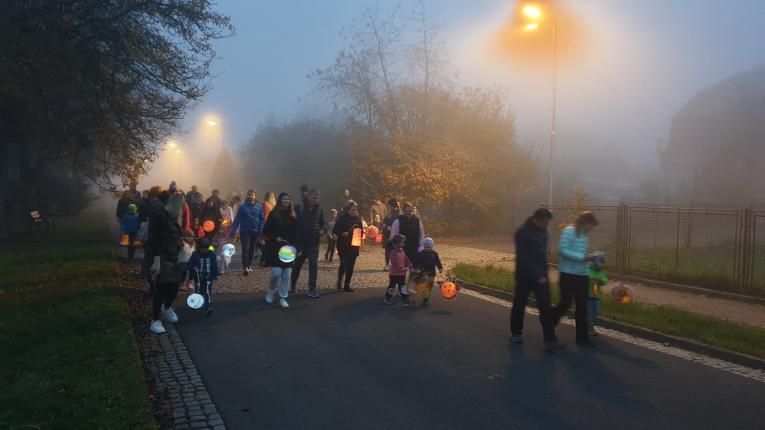 lampiónový průvod v pohybu