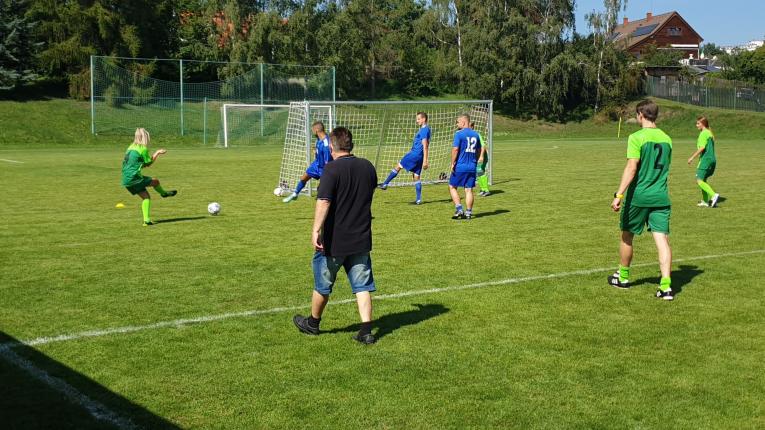 fotbalový zápas celebrit s komentátorem