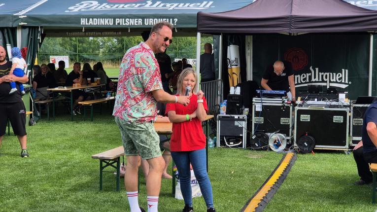 moderátor vyhlašuje výherce