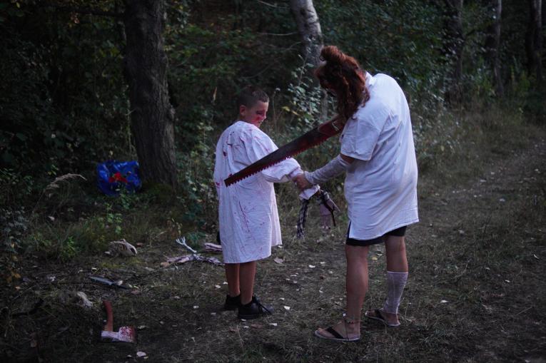 lesní masakr sekerou a&nbsp;pilou