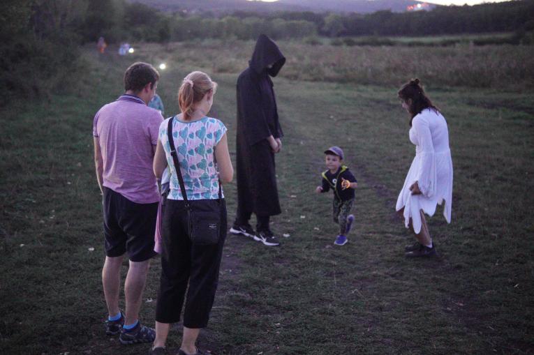 mnich s&nbsp;bílou paní odchytávají malé děti