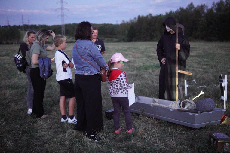 smrťák s&nbsp;kosou láká do&nbsp;rakve kolemjdoucí