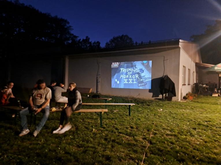 Strašidelný les, promítání horroru